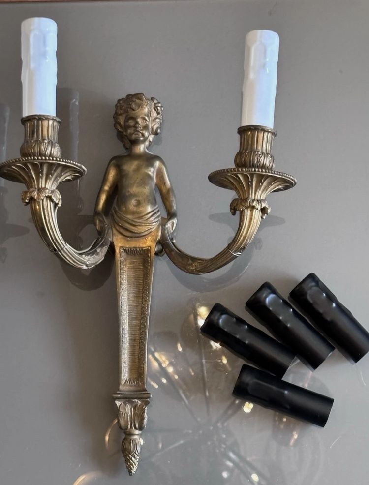 Coppia di appliques in ormolu del XIX secolo, decorate con putti