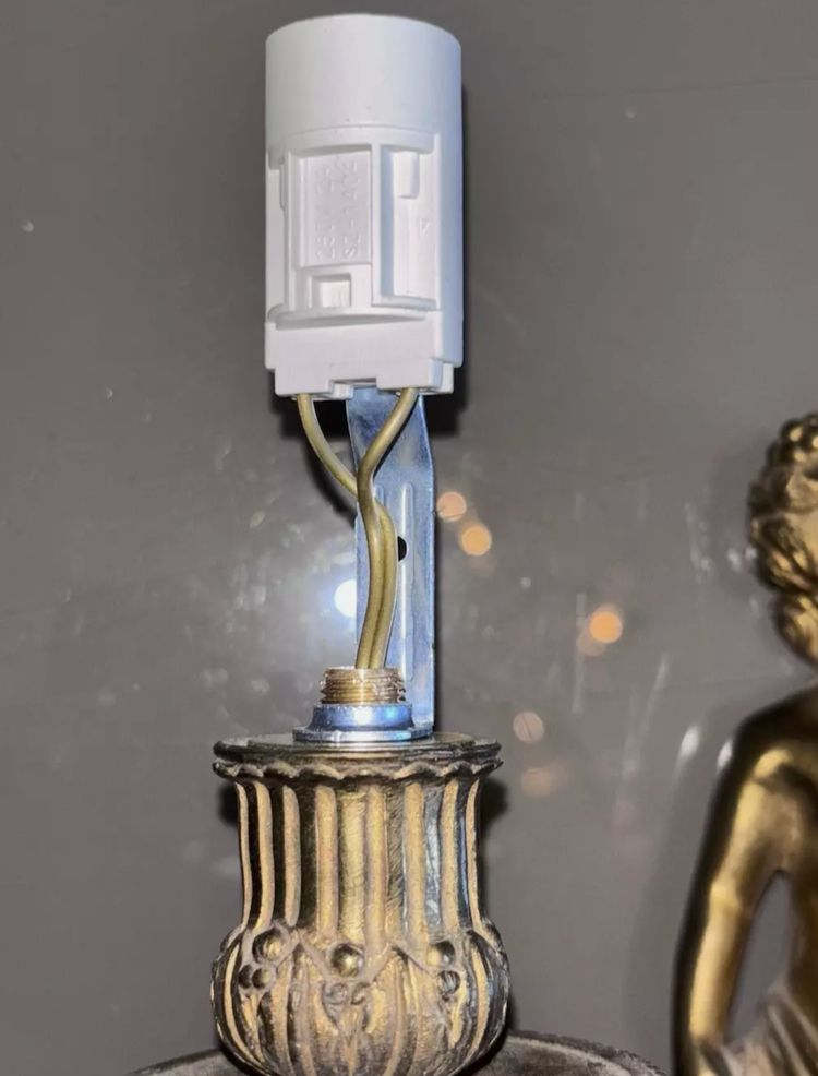 Coppia di appliques in ormolu del XIX secolo, decorate con putti