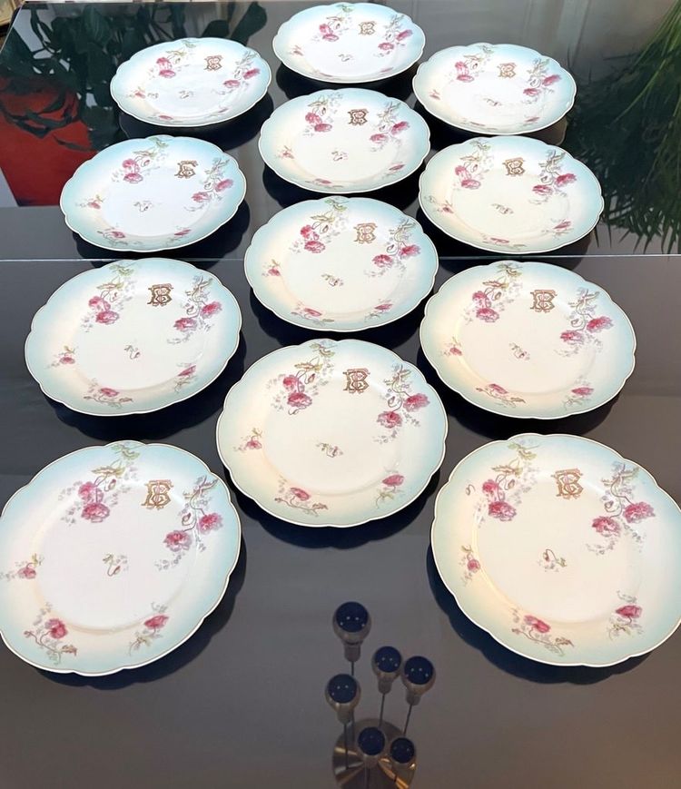 Assiettes à Entremets Dessert En Porcelaine - Décor Fleurs d'œillets Initiales TB - Service De Table