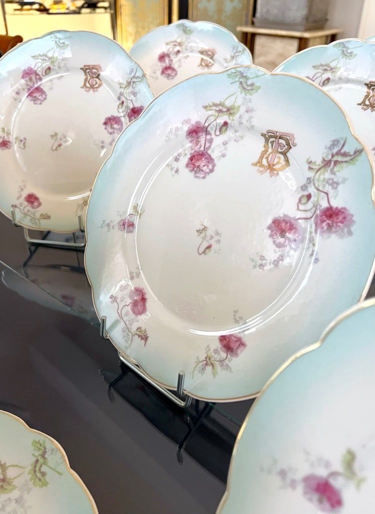 Assiettes à Entremets Dessert En Porcelaine - Décor Fleurs d'œillets Initiales TB - Service De Table