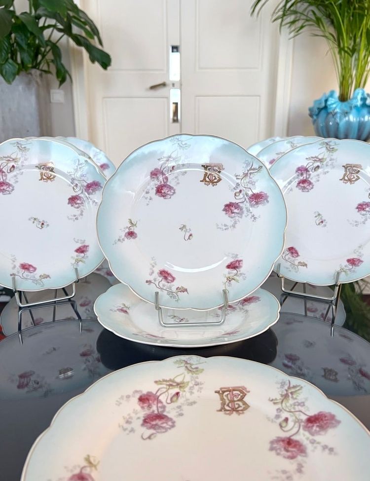 Assiettes à Entremets Dessert En Porcelaine - Décor Fleurs d'œillets Initiales TB - Service De Table