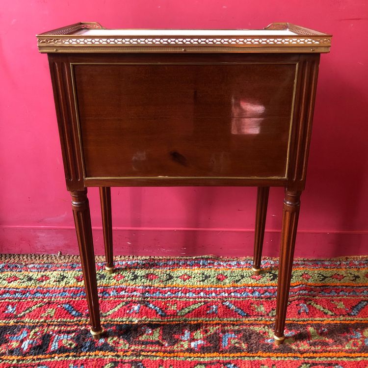 Table de salon estampillée, époque Louis XVI