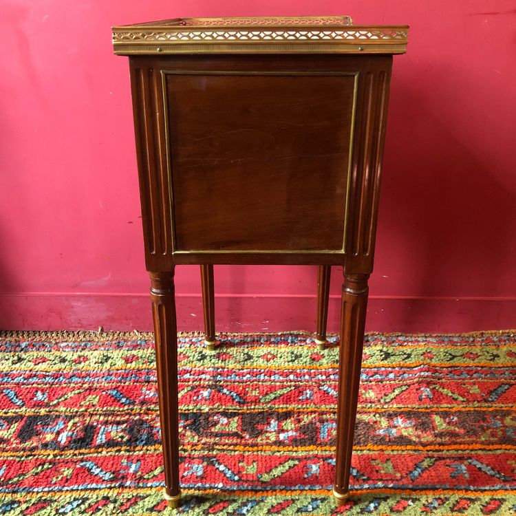 Table de salon estampillée, époque Louis XVI