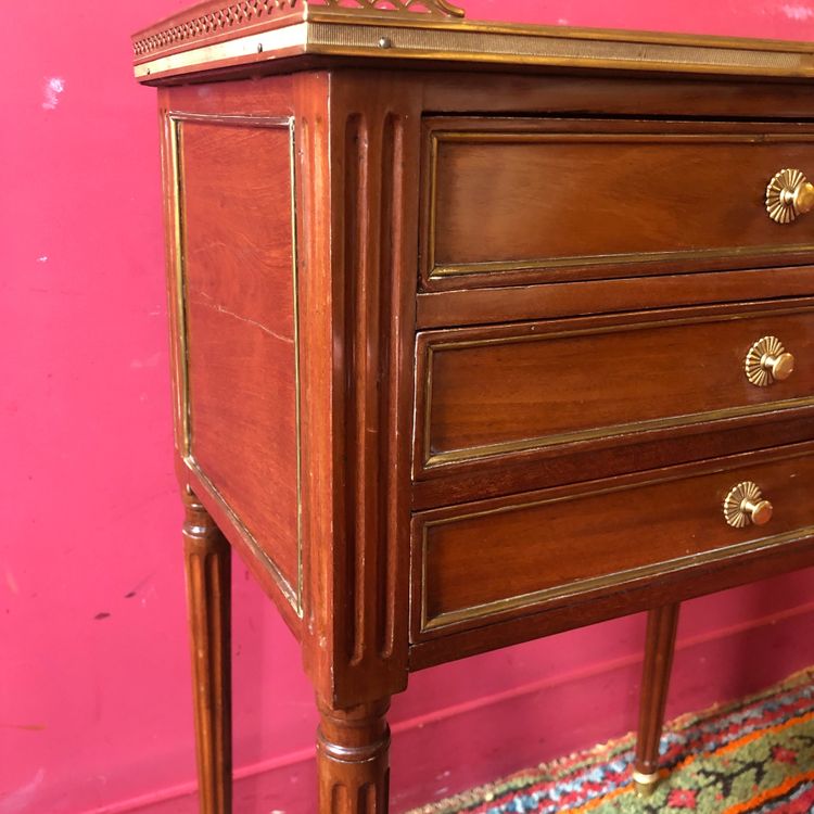 Table de salon estampillée, époque Louis XVI