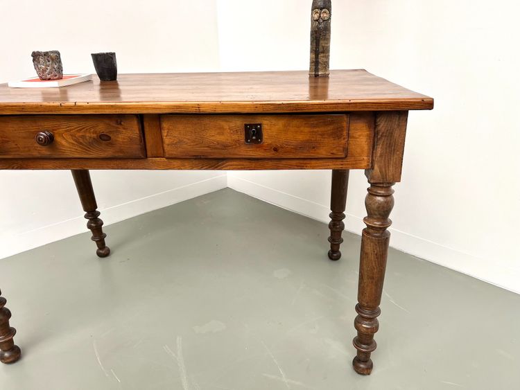 Scrivania in pino con gambe tornite, 1900
