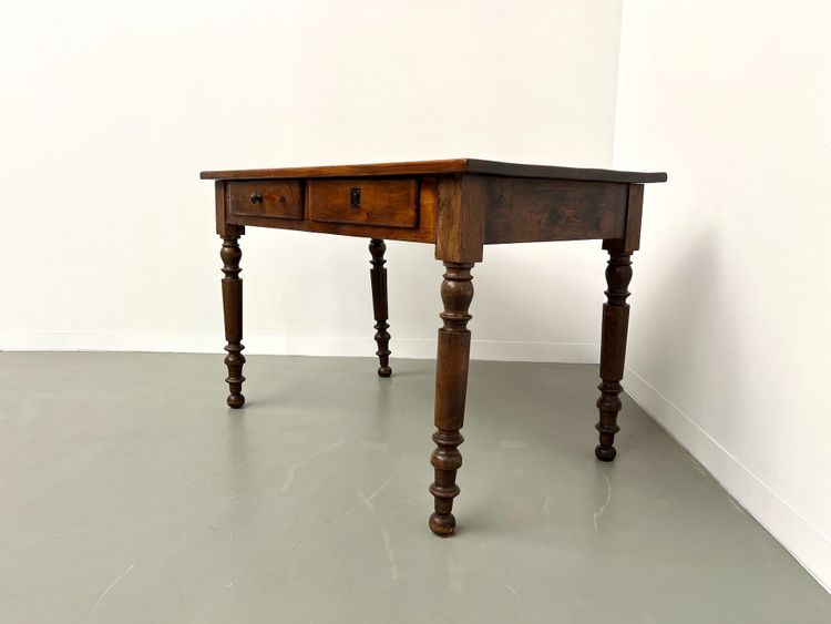 Scrivania in pino con gambe tornite, 1900