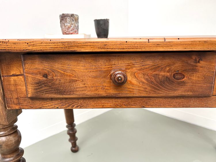 Scrivania in pino con gambe tornite, 1900