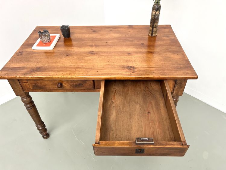 Scrivania in pino con gambe tornite, 1900