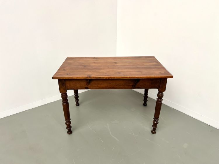 Scrivania in pino con gambe tornite, 1900