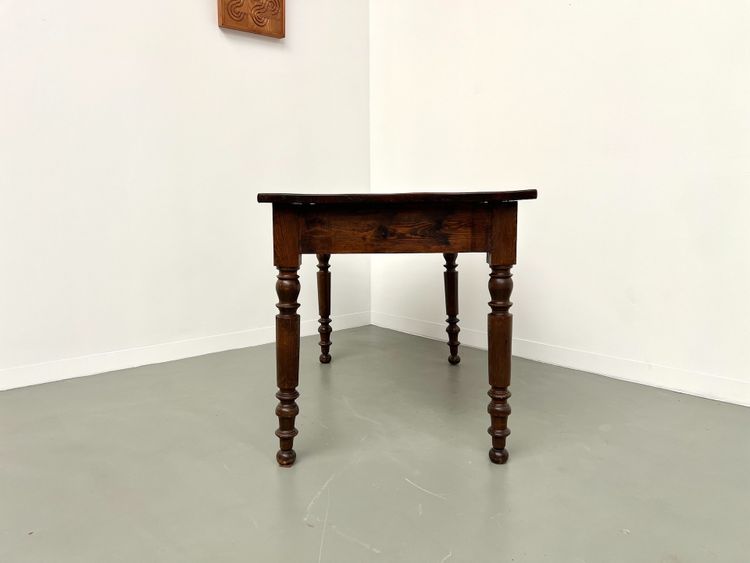 Scrivania in pino con gambe tornite, 1900