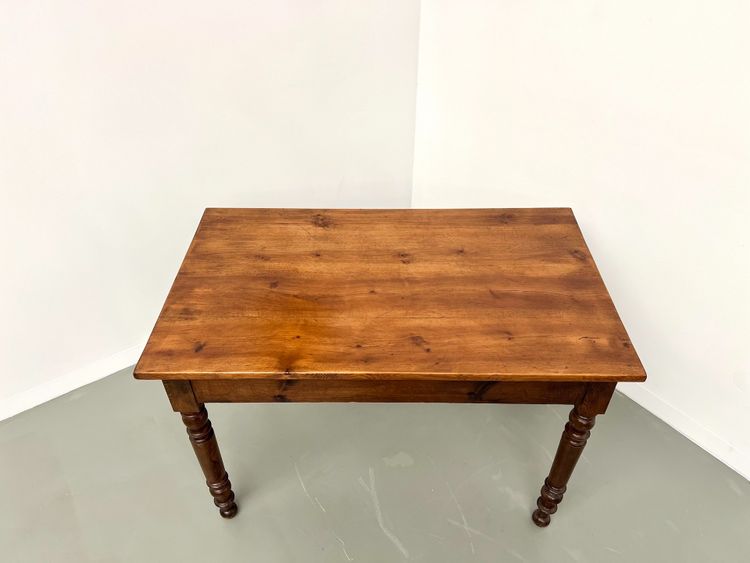 Scrivania in pino con gambe tornite, 1900