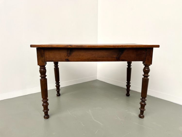 Scrivania in pino con gambe tornite, 1900