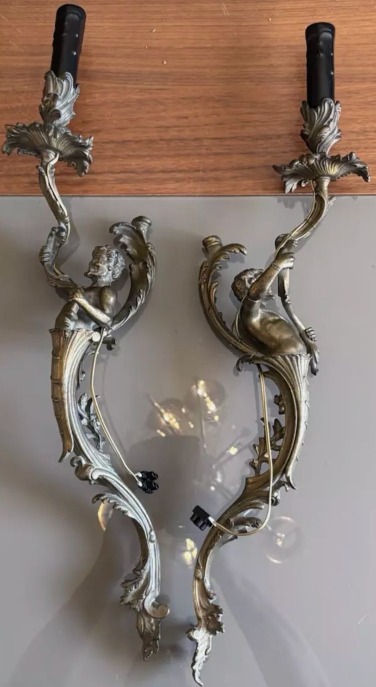 Grandes appliques XIXème en bronze doré ciselé, a décor de faunes/satyres H Total 60cm
