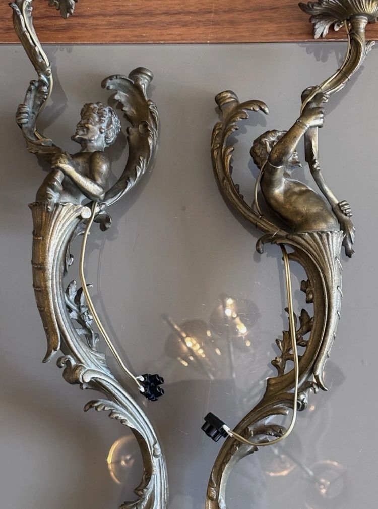 Grandes appliques XIXème en bronze doré ciselé, a décor de faunes/satyres H Total 60cm