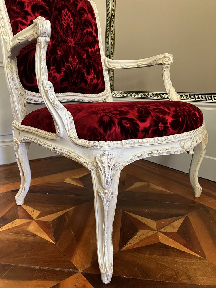 Fauteuil à châssis d'époque Louis XV Transition - marques au fer GM (Garde Meuble ?)