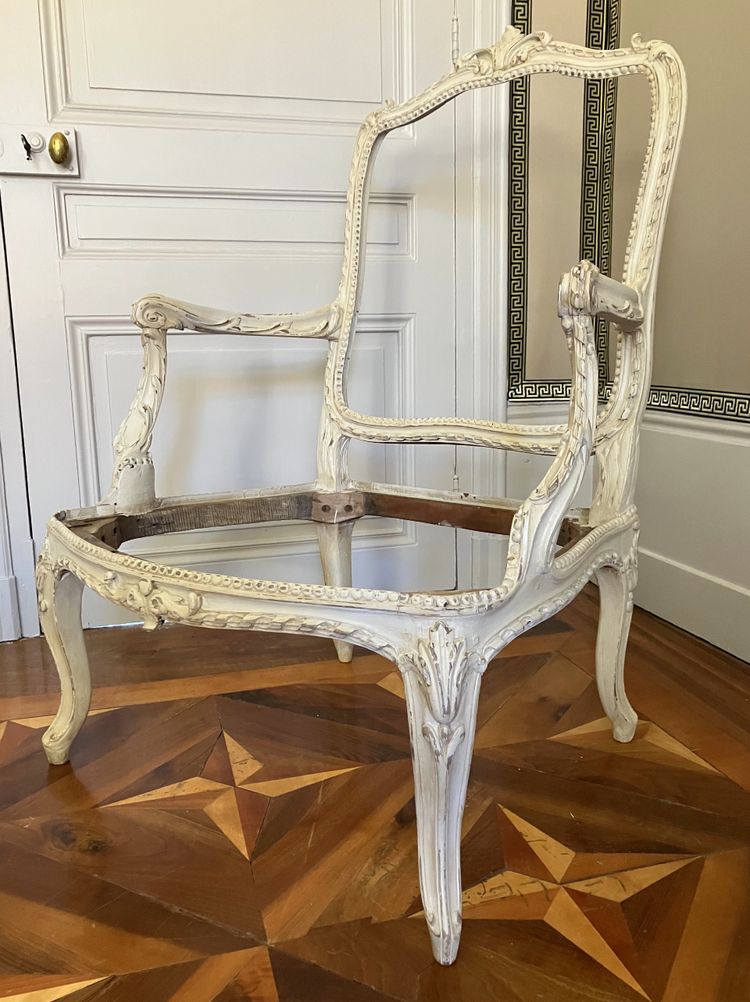 Fauteuil à châssis d'époque Louis XV Transition - marques au fer GM (Garde Meuble ?)