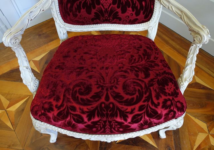 Fauteuil à châssis d'époque Louis XV Transition - marques au fer GM (Garde Meuble ?)