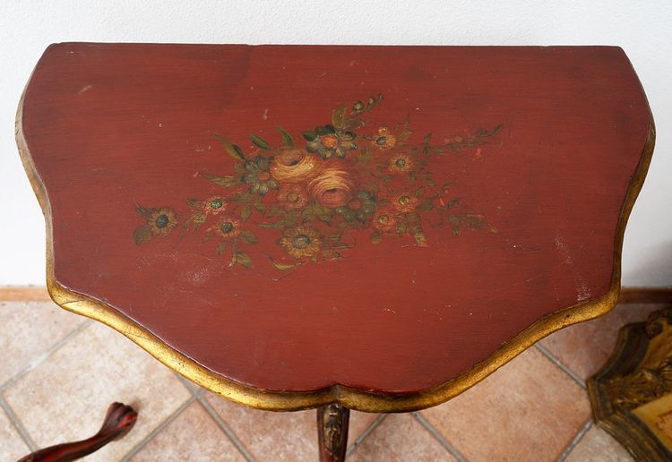 Coppia di consolle a mezzaluna in legno laccato e dipinto. Venezia, XIX secolo.