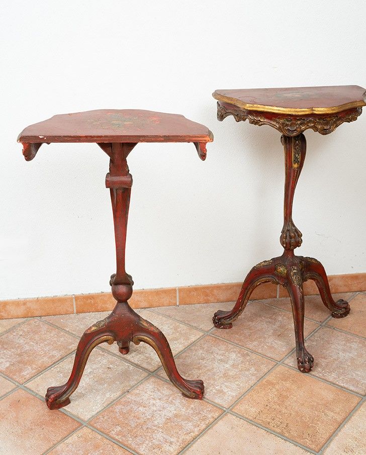 Coppia di consolle a mezzaluna in legno laccato e dipinto. Venezia, XIX secolo.