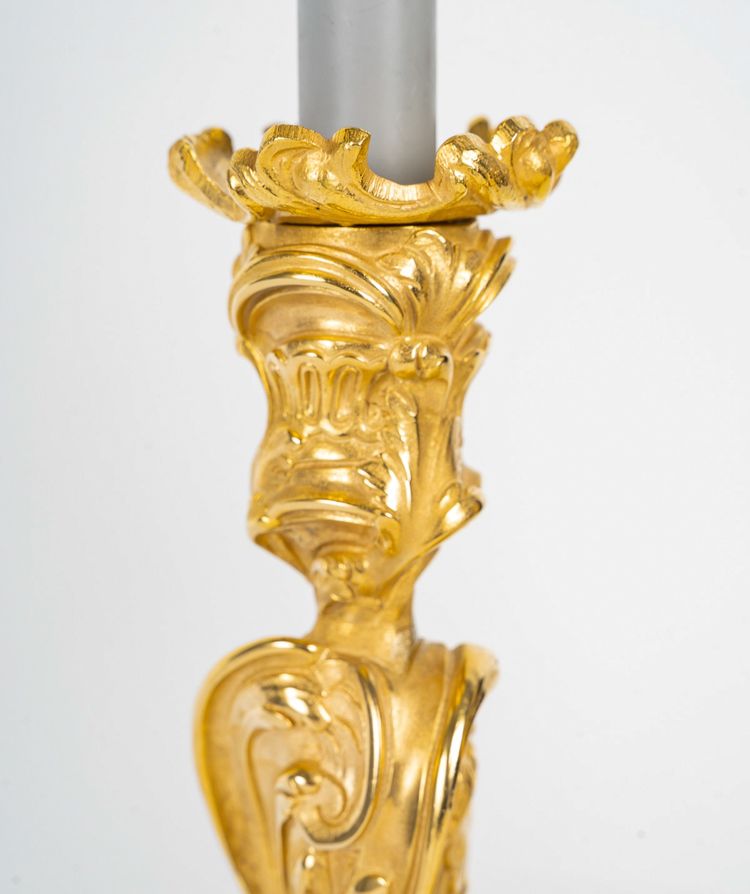 Dopo Juste-Aurèle Meissonnier: Coppia di torce in ormù in stile Luigi XV con farfalle