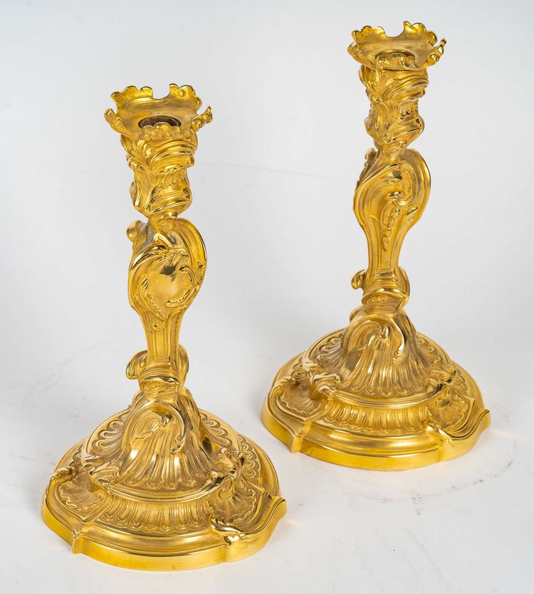 Dopo Juste-Aurèle Meissonnier: Coppia di torce in ormù in stile Luigi XV con farfalle