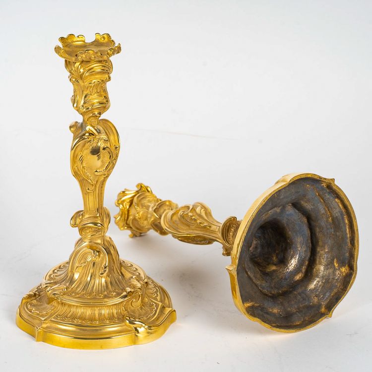 Dopo Juste-Aurèle Meissonnier: Coppia di torce in ormù in stile Luigi XV con farfalle
