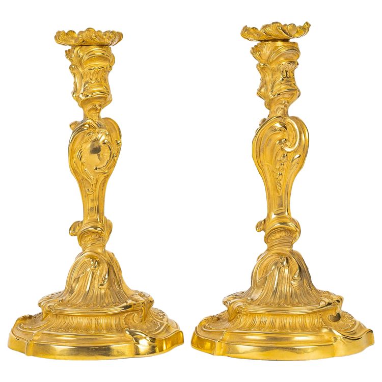 Dopo Juste-Aurèle Meissonnier: Coppia di torce in ormù in stile Luigi XV con farfalle