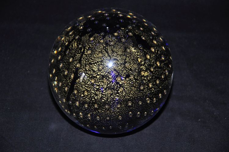 Schwerer Glasbriefbeschwerer (Murano) mit Blattgolddekoration.