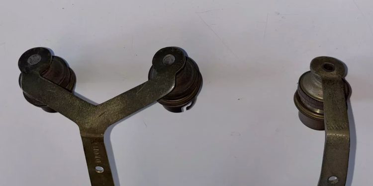 E. Guillemard (1918-1944) Two Art Deco gilded bronze wall lights Signed