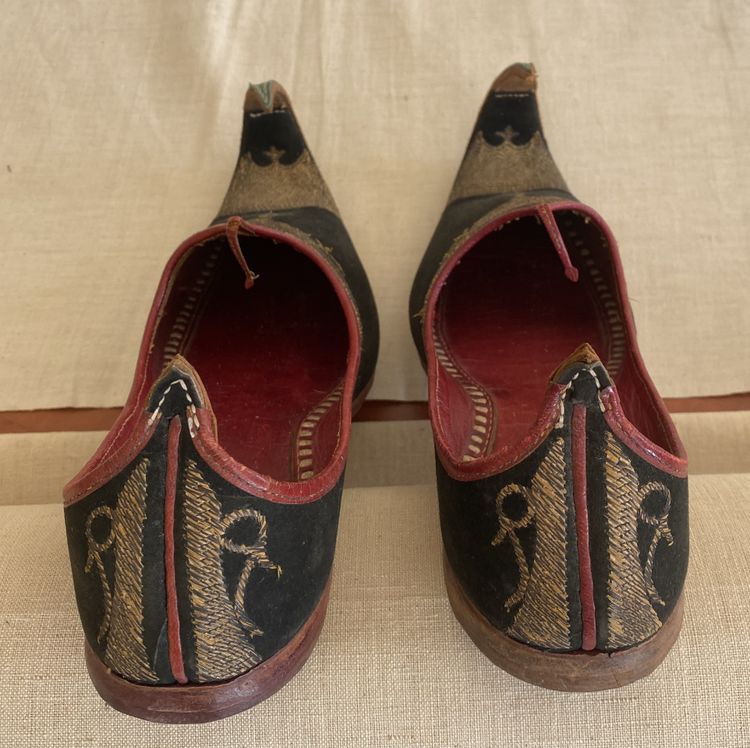 Pair of traditional Ottoman shoes XIX e