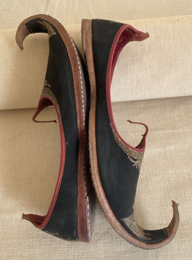 Pair of traditional Ottoman shoes XIX e
