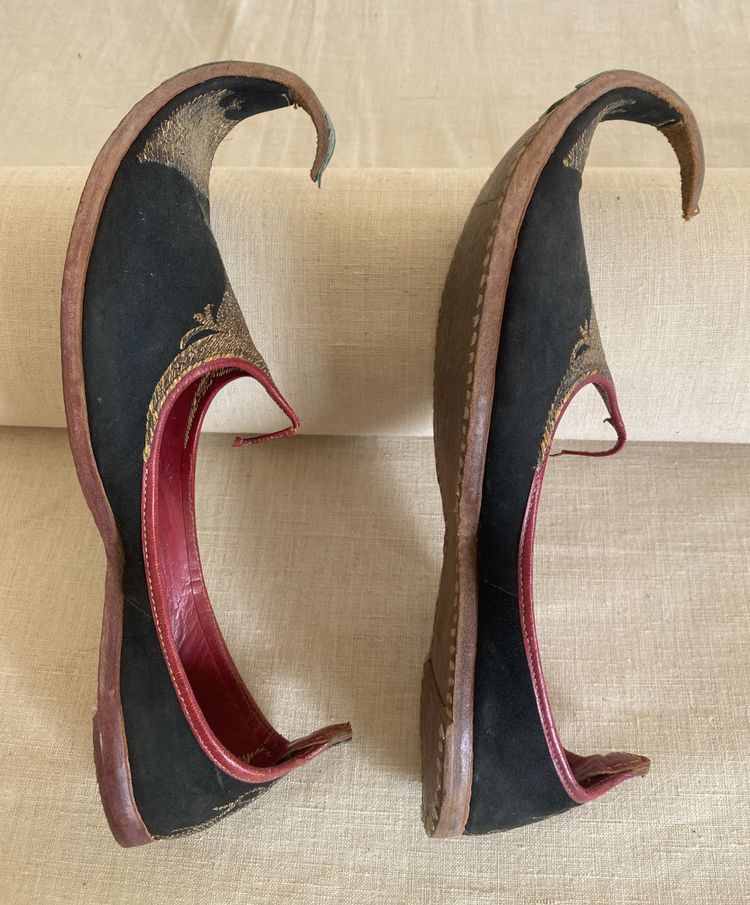 Pair of traditional Ottoman shoes XIX e