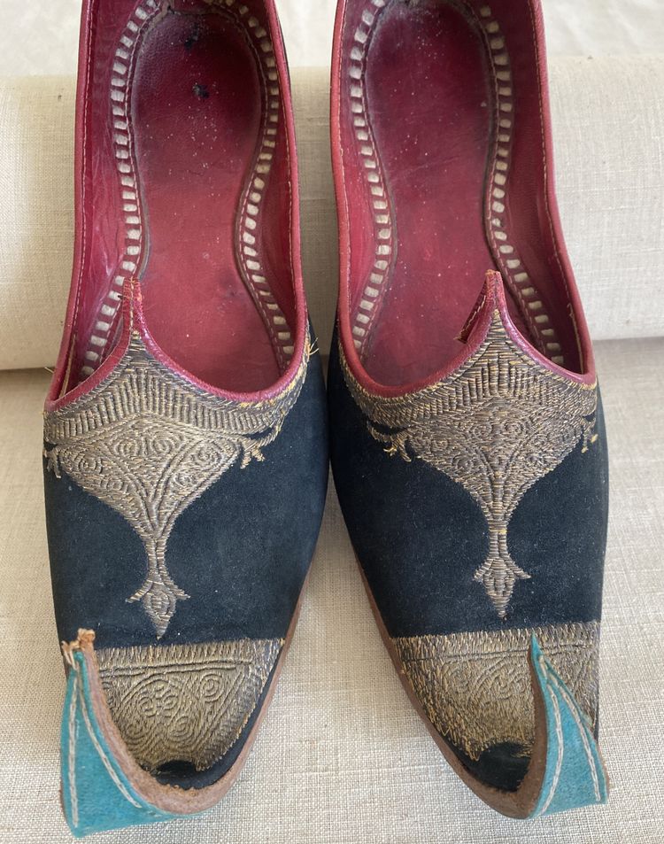 Pair of traditional Ottoman shoes XIX e