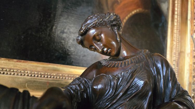 Giovane donna in una posa assonnata in stile antico, A.J Peiffer.  