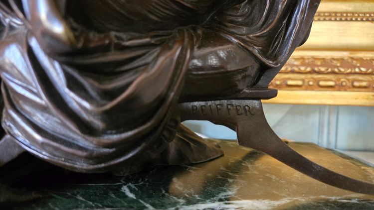 Giovane donna in una posa assonnata in stile antico, A.J Peiffer.  