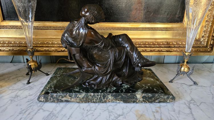 Giovane donna in una posa assonnata in stile antico, A.J Peiffer.  