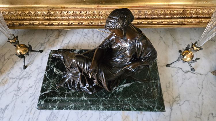 Giovane donna in una posa assonnata in stile antico, A.J Peiffer.  
