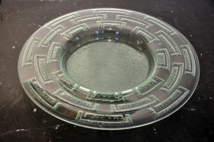 Runde Schale, signiert Daum Nancy, aus geformtem Glas mit mattiertem geometrischem Dekor, 20. Jahrhundert