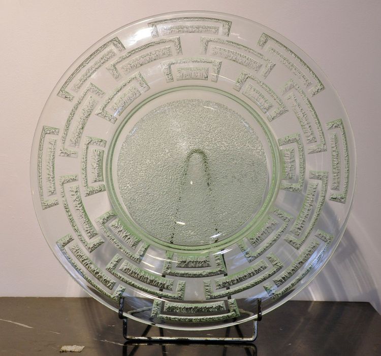 Runde Schale, signiert Daum Nancy, aus geformtem Glas mit mattiertem geometrischem Dekor, 20. Jahrhundert