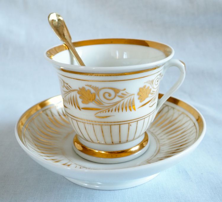 Large breakfast cup in fine gold-gilded Paris porcelain and its vermeil spoon