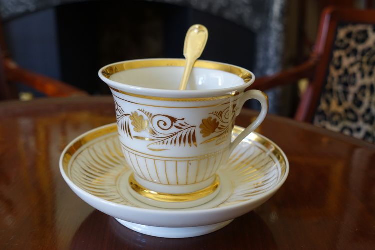 Large breakfast cup in fine gold-gilded Paris porcelain and its vermeil spoon