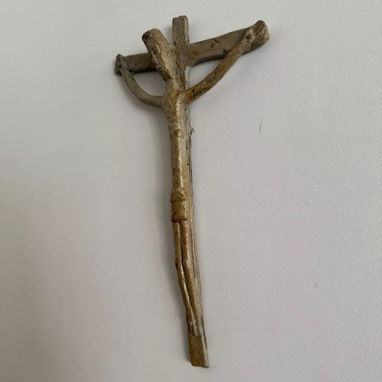 Cristo in croce crocifisso in pietra arenaria firmato Jean e Jacqueline Lerat XX secolo