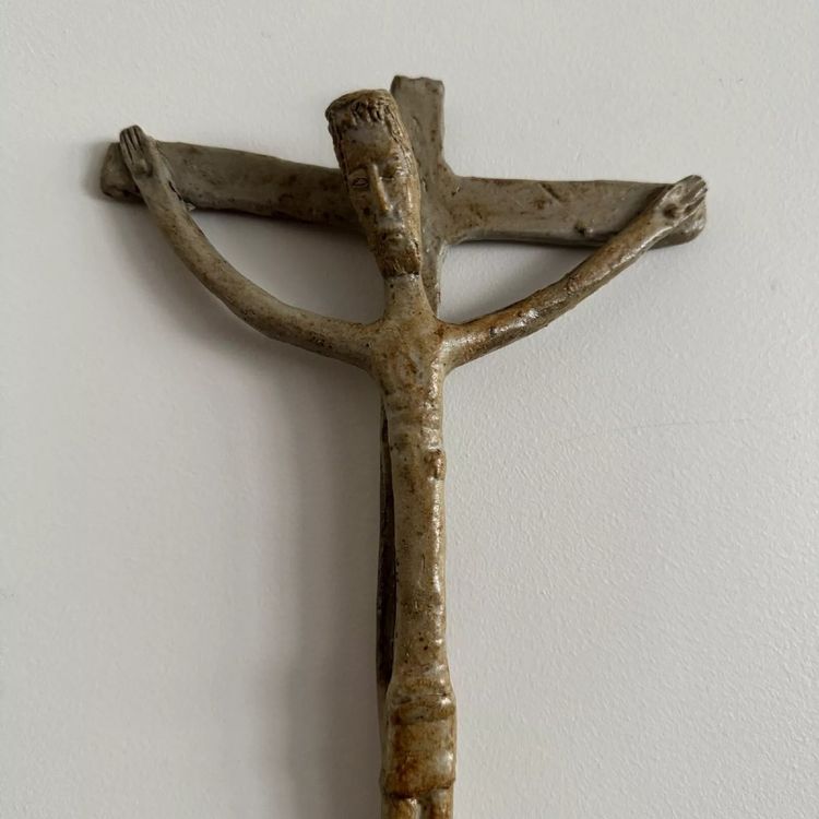 Cristo in croce crocifisso in pietra arenaria firmato Jean e Jacqueline Lerat XX secolo