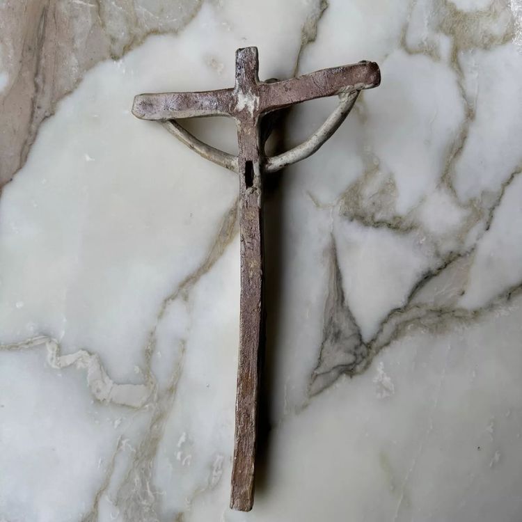 Cristo in croce crocifisso in pietra arenaria firmato Jean e Jacqueline Lerat XX secolo