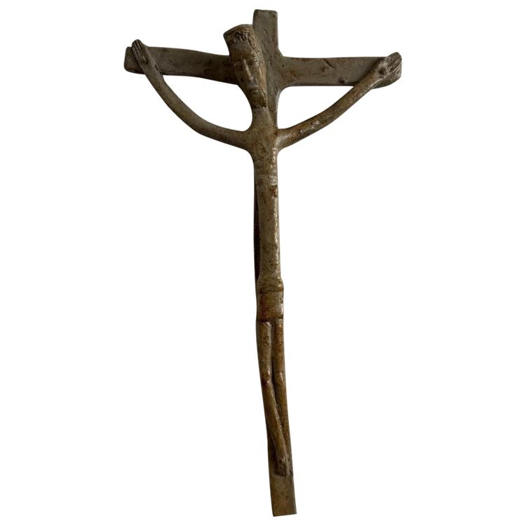 Cristo in croce crocifisso in pietra arenaria firmato Jean e Jacqueline Lerat XX secolo