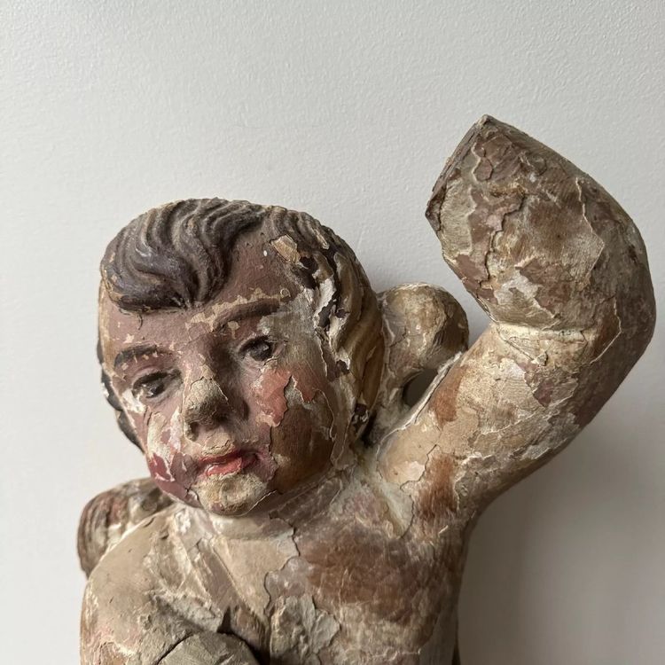 Polychrom geschnitzter Engel aus Holz aus dem 17. Jahrhundert