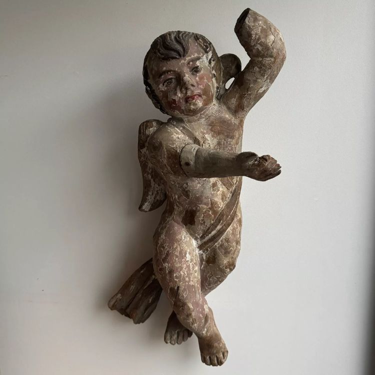 Polychrom geschnitzter Engel aus Holz aus dem 17. Jahrhundert