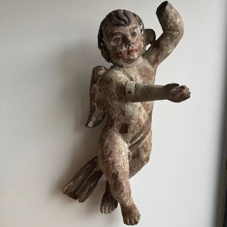 Polychrom geschnitzter Engel aus Holz aus dem 17. Jahrhundert
