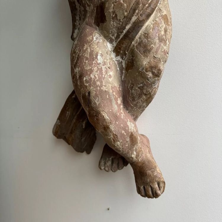 Polychrom geschnitzter Engel aus Holz aus dem 17. Jahrhundert