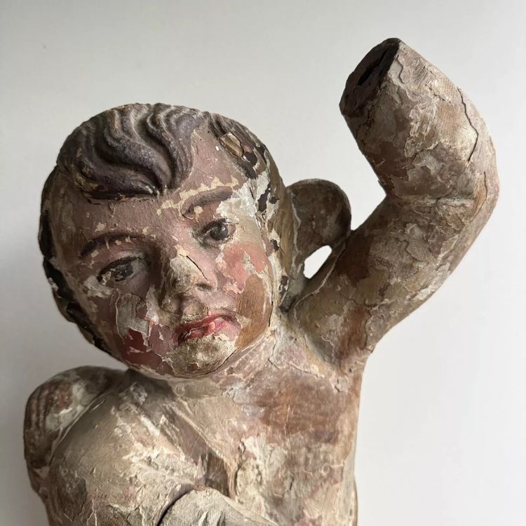 Polychrom geschnitzter Engel aus Holz aus dem 17. Jahrhundert